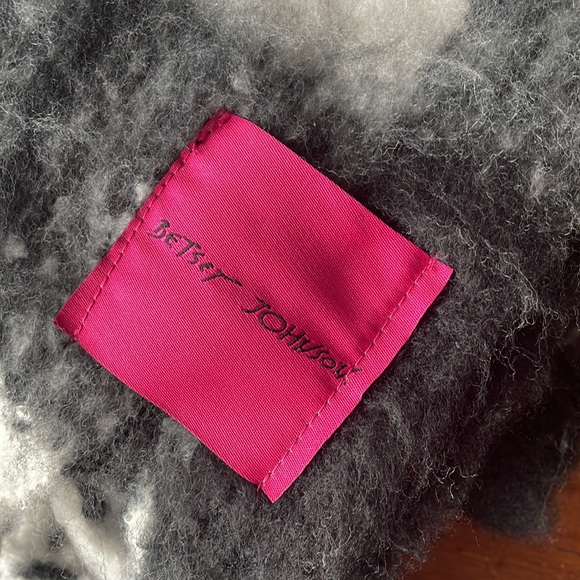 Beautiful Betsey Johnson scarf/wrap in black/white plaid - Picture 2 of 6